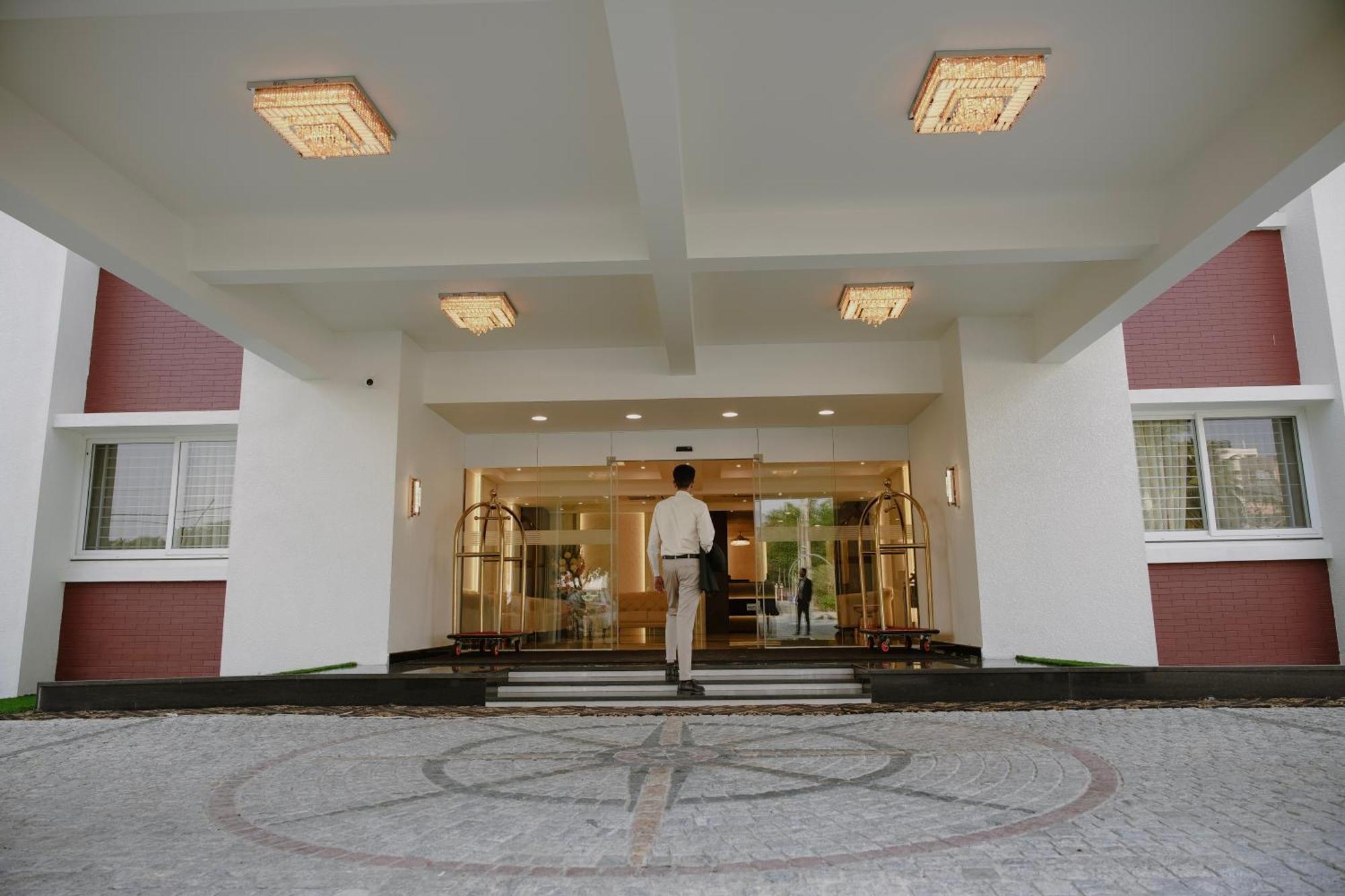 The King'S Meadows Hotel Golhalli Exterior foto